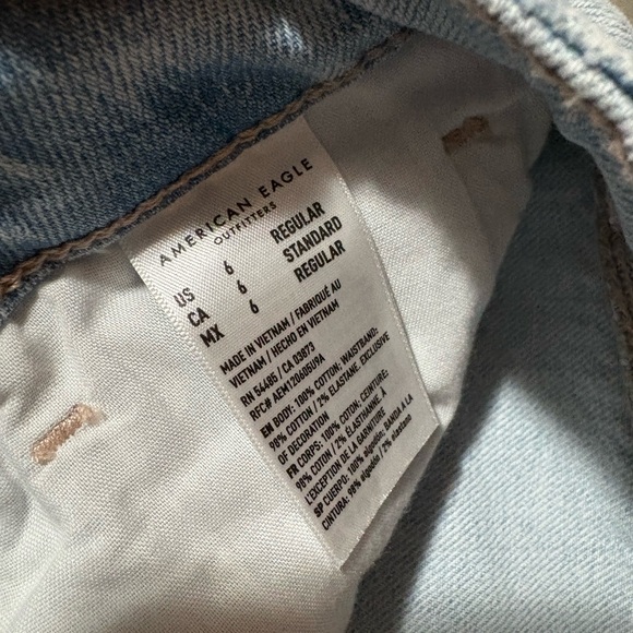 American eagle outfitters Light Wash Distressed Boyfriend Jeans size 6 - Picture 3 of 4